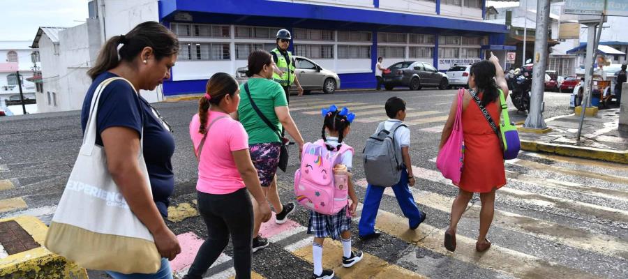 Contentos y con mucha ilusión, regresan a clases 500 mil alumnos de Educación Básica Contentos y con mucha ilusión, regresan a clases 500 mil alumnos de Educación Básica