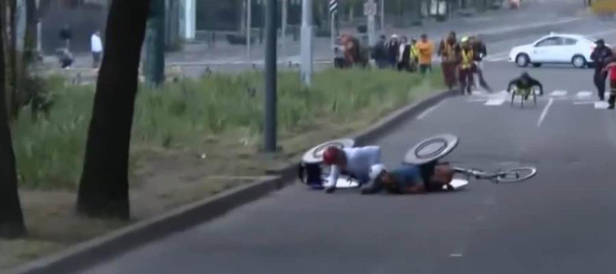 Bache provoca accidente con par de competidores de silla de rueda durante el Maratón de la CDMX Bache provoca accidente con par de competidores de silla de rueda durante el Maratón de la CDMX