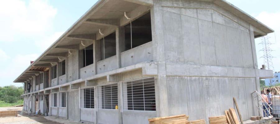 Asegura el gobernador May que, en dos semanas ya estarán concluidas las escuelas en proceso de construcción Asegura el gobernador May que, en dos semanas ya estarán concluidas las escuelas en proceso de construcción