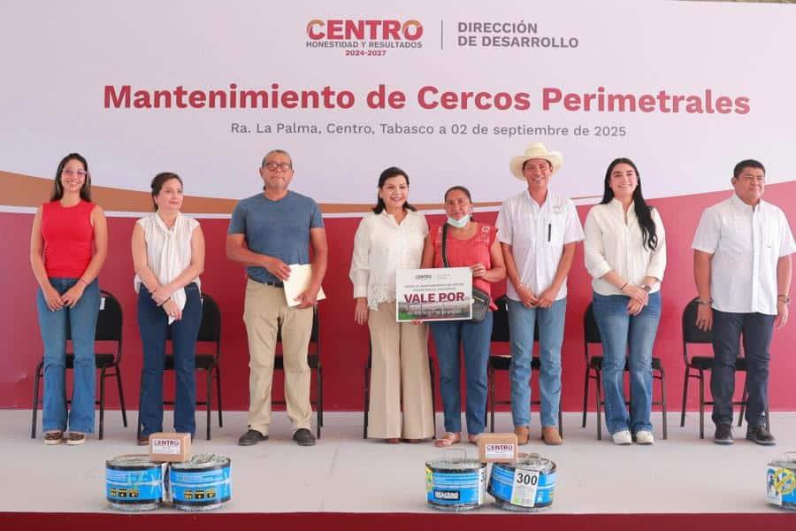 Entrega Osuna paquetes de cercos perimetrales