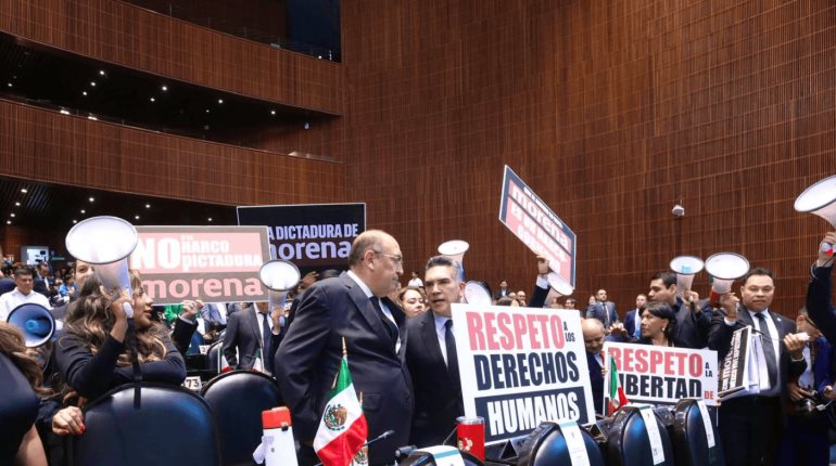 PRI intentan romper primera sesión del segundo año legislativo del Congreso con megáfonos y sirenas