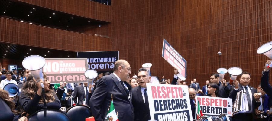 PRI intentan romper primera sesión del segundo año legislativo del Congreso con megáfonos y sirenas PRI intentan romper primera sesión del segundo año legislativo del Congreso con megáfonos y sirenas