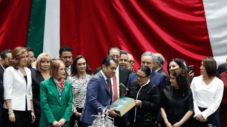 Rosa Icela entrega primer Informe de gobierno de Sheinbaum a diputados