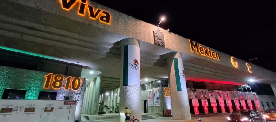 ¡Inician las fiestas patrias! Iluminan edificios y calles de Villahermosa ¡Inician las fiestas patrias! Iluminan edificios y calles de Villahermosa