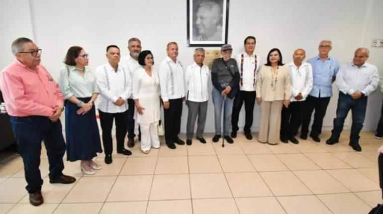 Develan placa en la UJAT en honor a Enrique González Pedrero
