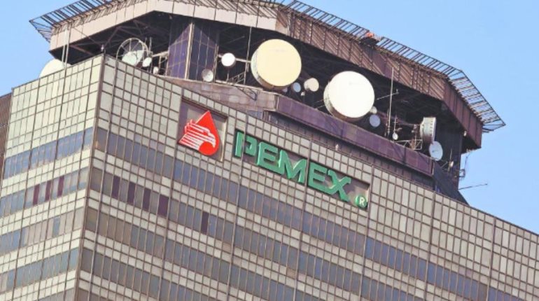 Pemex firma 11 contratos mixtos para impulsar producción de combustible