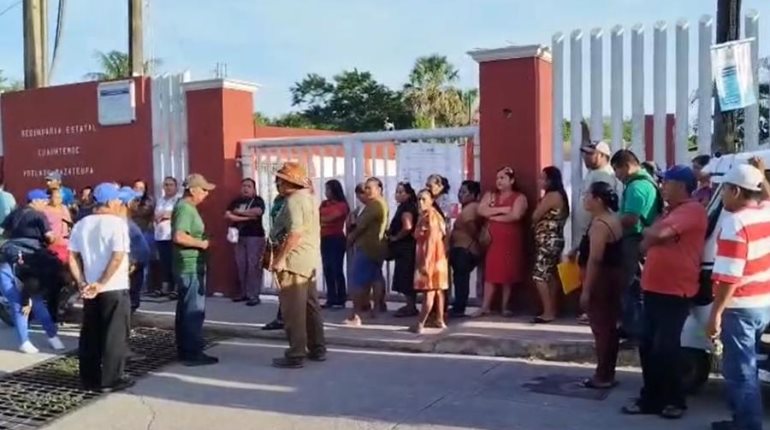 Cierran secundaria de Mazateupa; padres piden cambio de director y de la mesa directiva
