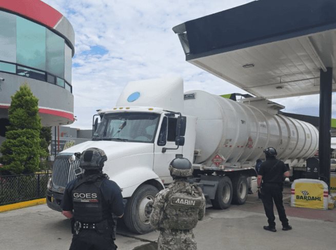 Aseguran camión con 55 mil litros de hidrocarburo en Edomex Aseguran camión con 55 mil litros de hidrocarburo en Edomex
