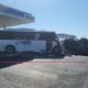 Camión de transporte embiste 3 vehículos en gasolinera de Nuevo León; reportan seis heridos