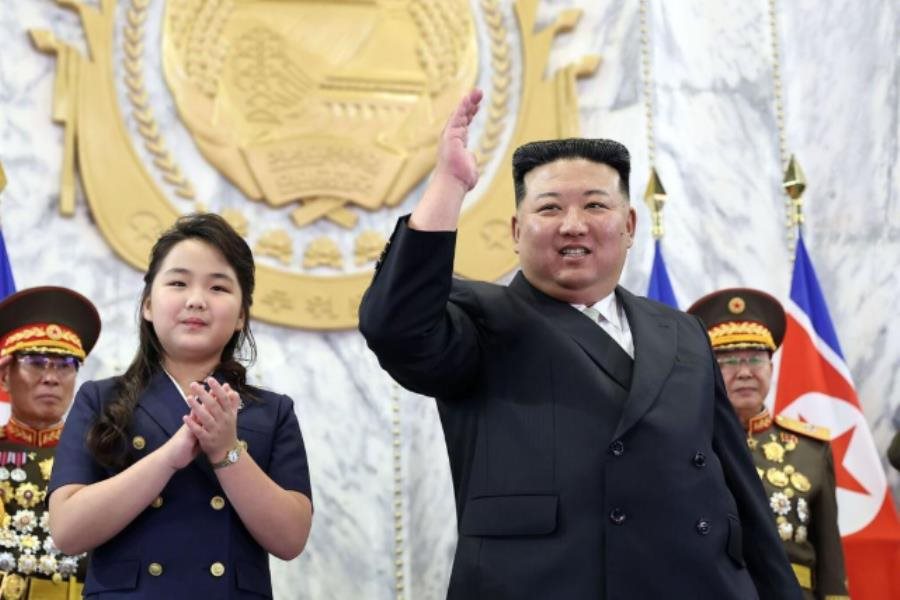 Hija de Kim Jong-un se perfila a liderar la monarquía norcoreana tras su aparición en China