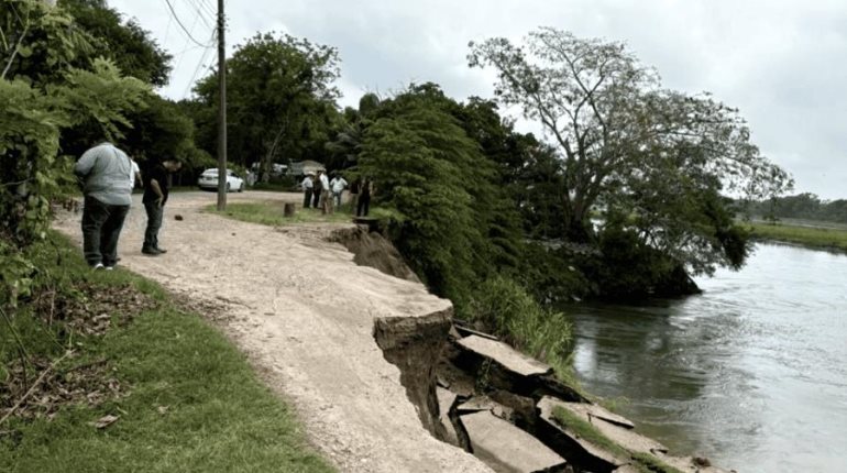 Río Mezcalapa se traga tramo carretero en la ranchería Caobanal, Huimanguillo