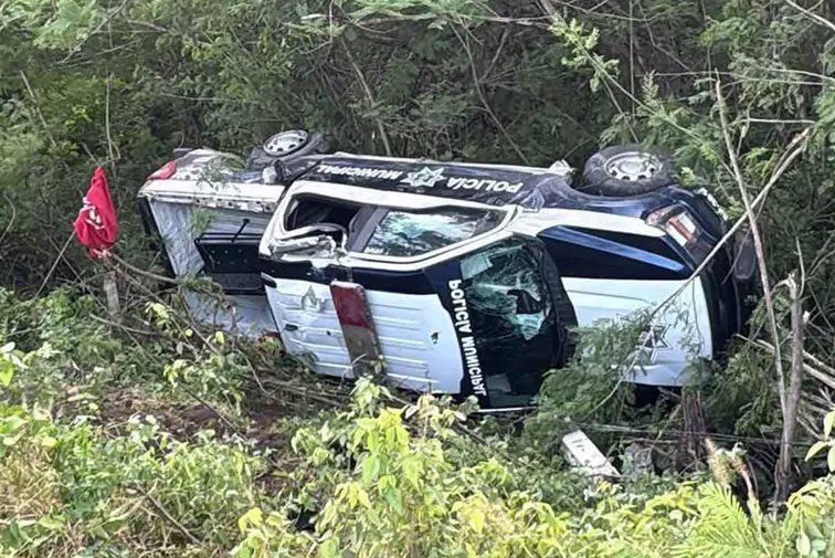 Vuelca patrulla y 9 policías resultan heridos en Colima Vuelca patrulla y 9 policías resultan heridos en Colima