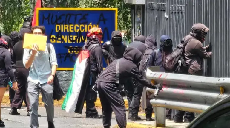 Encapuchados vandalizan CU de la UNAM durante protestas