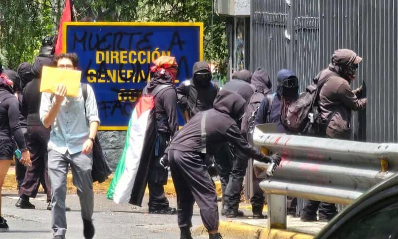 Encapuchados vandalizan CU de la UNAM durante protestas Encapuchados vandalizan CU de la UNAM durante protestas