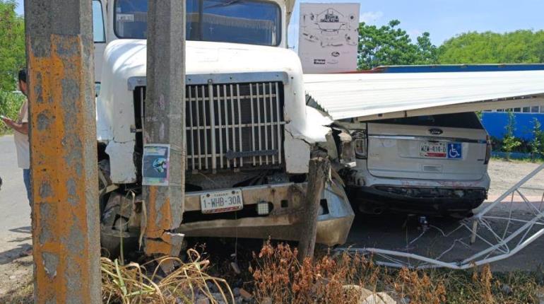 Volteo arrastra camioneta e impacta a poste y carro estacionado en R/a Lázaro Cárdenas, Centro