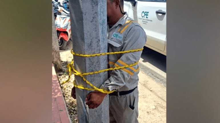 Amarran a trabajador de CFE a poste por apagones en Yucatán