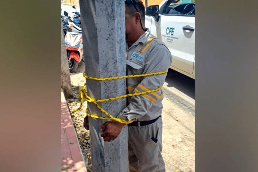 Amarran a trabajador de CFE a poste por apagones en Yucatán Amarran a trabajador de CFE a poste por apagones en Yucatán