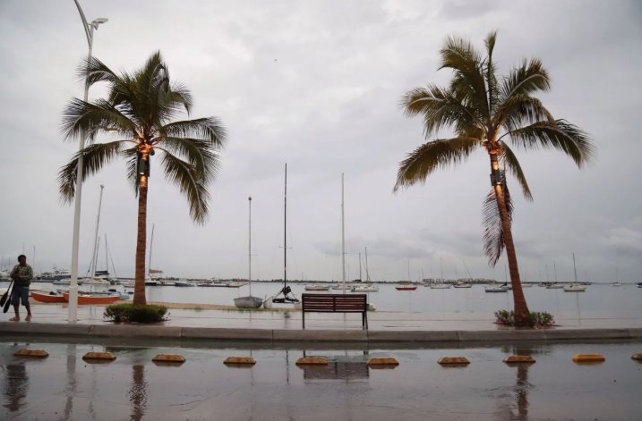 Suspenden clases en Baja California Sur por paso de tormenta ´Lorena´