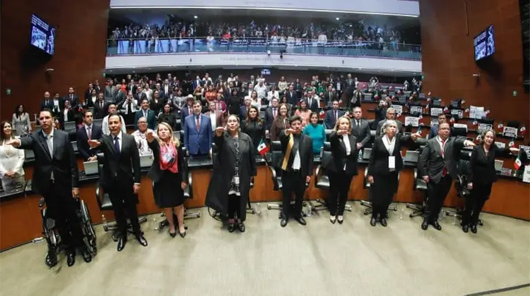 Celebra Sheinbaum reducción de salarios de ministros de la Corte