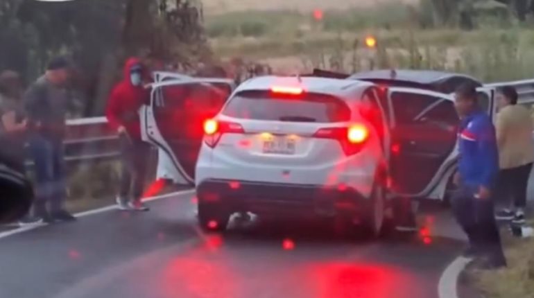 Captan a sujetos armados despojando a familia de camioneta en Edomex