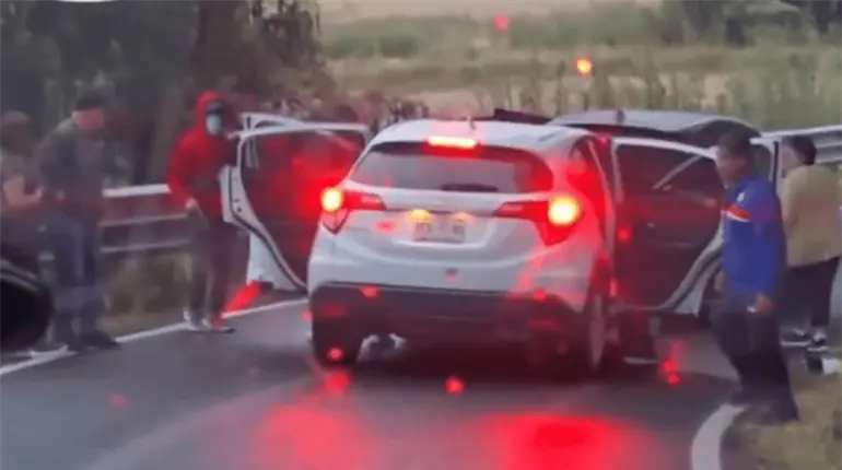 Captan a sujetos armados despojando a familia de camioneta en Edomex