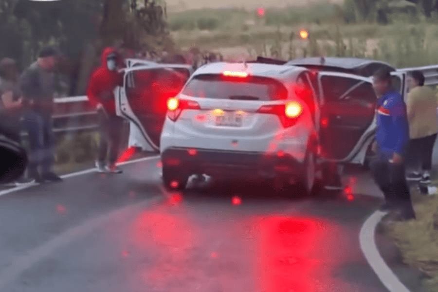 Captan a sujetos armados despojando a familia de camioneta en Edomex Captan a sujetos armados despojando a familia de camioneta en Edomex