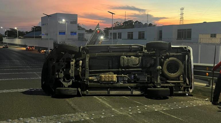 Vuelca camioneta sobre distribuidor vial de Guayabal