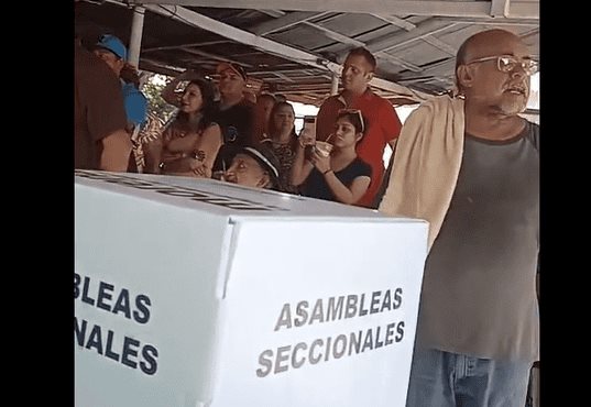 ¡Ahora en Centro! Morenistas se inconforman durante elección de comité seccional