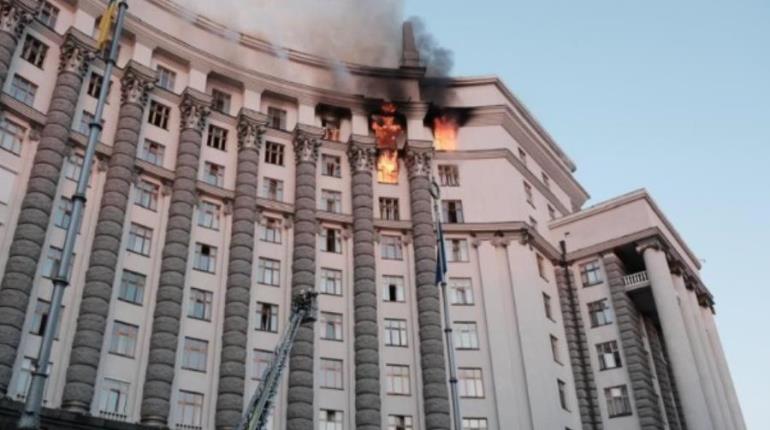 Rusia lanza mayor ataque aéreo e incendia edificio gubernamental en Ucrania