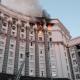 Rusia lanza mayor ataque aéreo e incendia edificio gubernamental en Ucrania