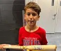 Aficionada le quita a niño pelota de beisbol