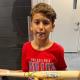 Aficionada le quita a un niño una pelota de beisbol