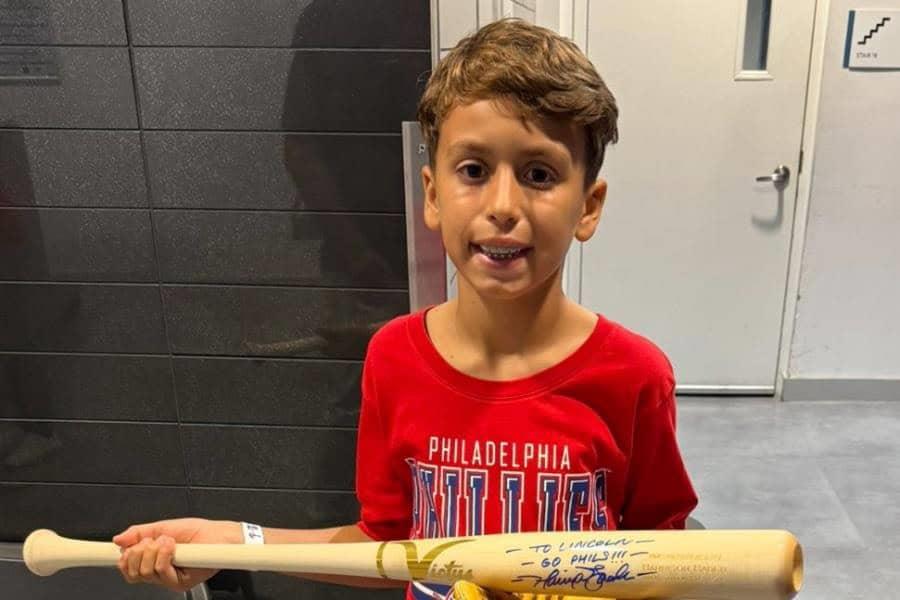 Aficionada le quita a niño pelota de beisbol