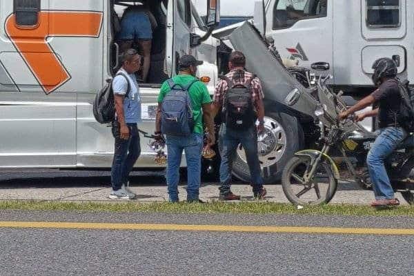 Chocan dos tráileres en Cárdenas-Coatzacoalcos Chocan dos tráileres en Cárdenas-Coatzacoalcos