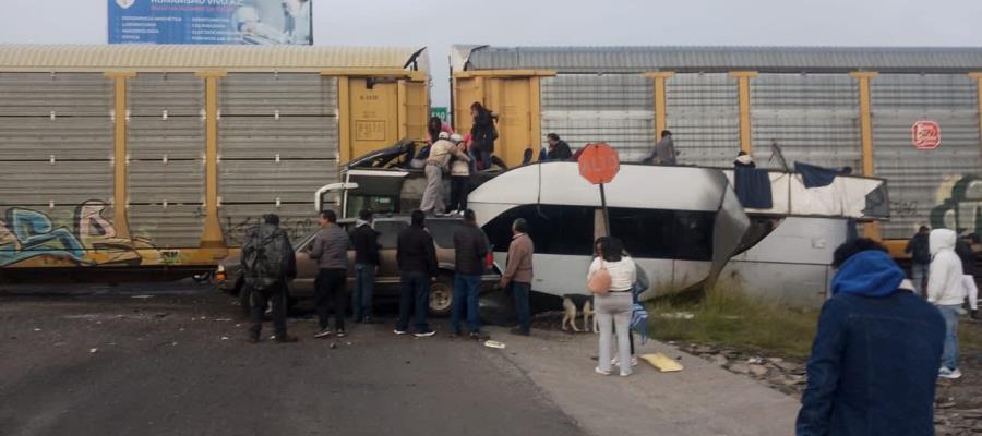 Tren embiste a autobús y deja 8 muertos en Edomex Tren embiste a autobús y deja 8 muertos en Edomex
