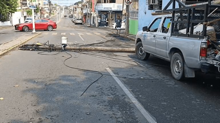 Bloquean Av. Mario Brown por falta de luz; tráiler derriba los cables