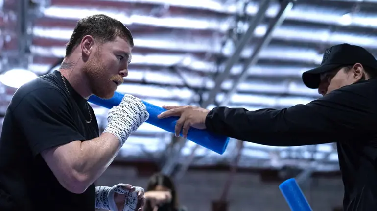 Canelo llega a Las Vegas para enfrentar a Terence Crawford