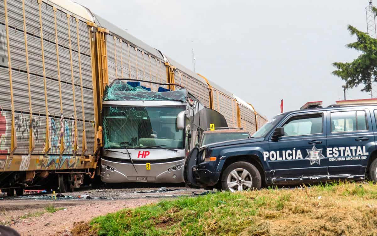 Sube a 55 heridos y diez muertos la cifra de afectados tras accidente entre autobús y tren en Edomex