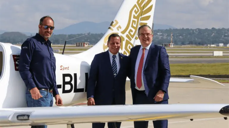 Aeronave mexicana obtiene certificación de la AFAC, comparte Ebrard