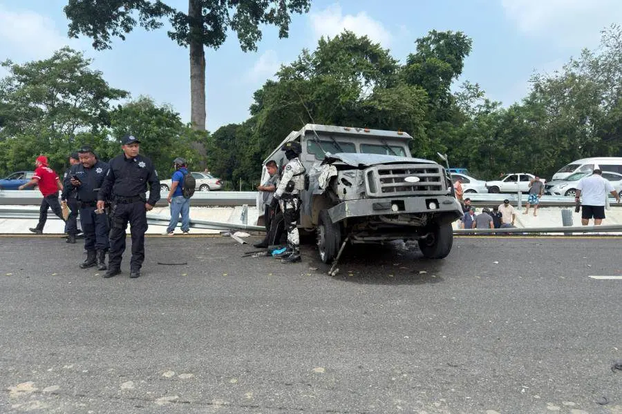 Un muerto y 3 heridos deja accidente de camioneta de valores en la Cunduacán-Comalcalco