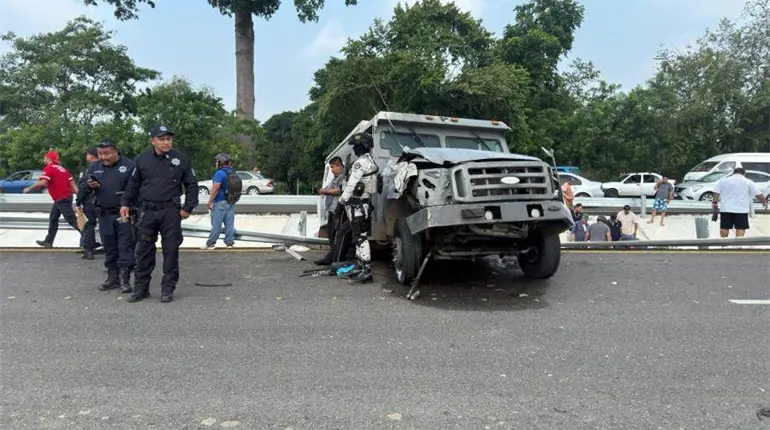 Un muerto y 3 heridos deja accidente de camioneta de valores en la Cunduacán-Comalcalco