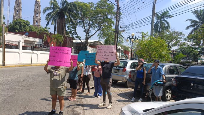 Bloquean casi 5 horas la Cárdenas a Villahermosa por primaria sin energía eléctrica