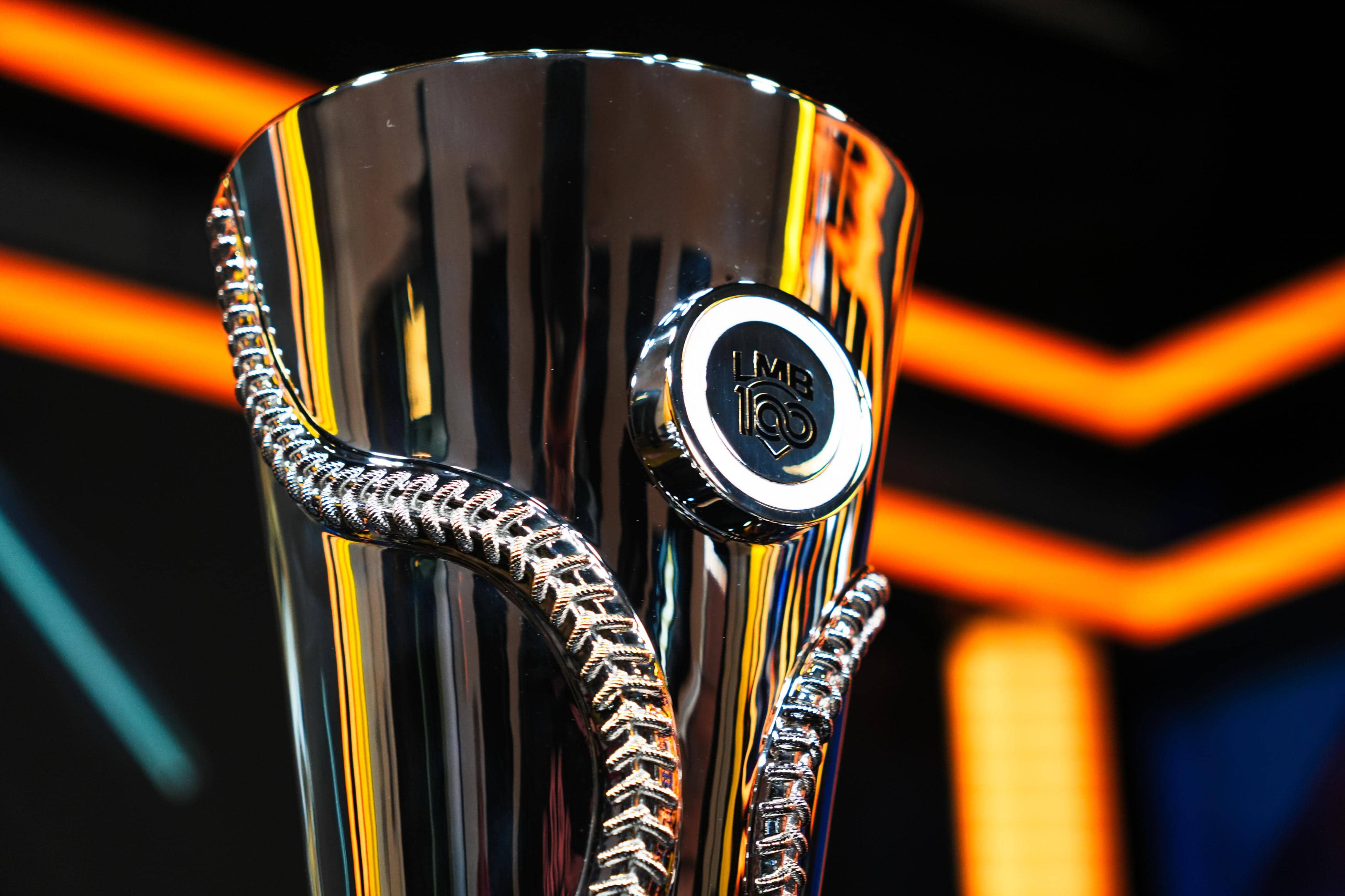 LMB presenta su nuevo trofeo "108 costuras", que se llevará el ganador de la Serie del Rey