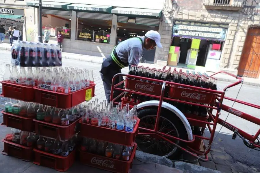 Prevé gobierno reducir 7% el consumo de refrescos con nuevo aumento al impuesto especial