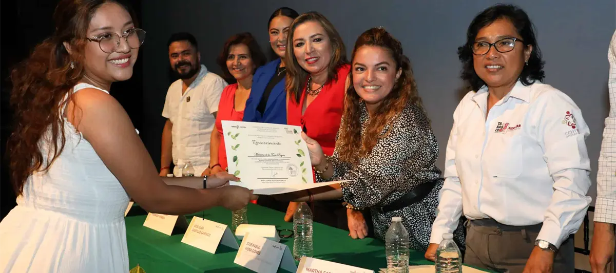Se gradúan 42 jóvenes de la generación 2021-2025 del CEIBA