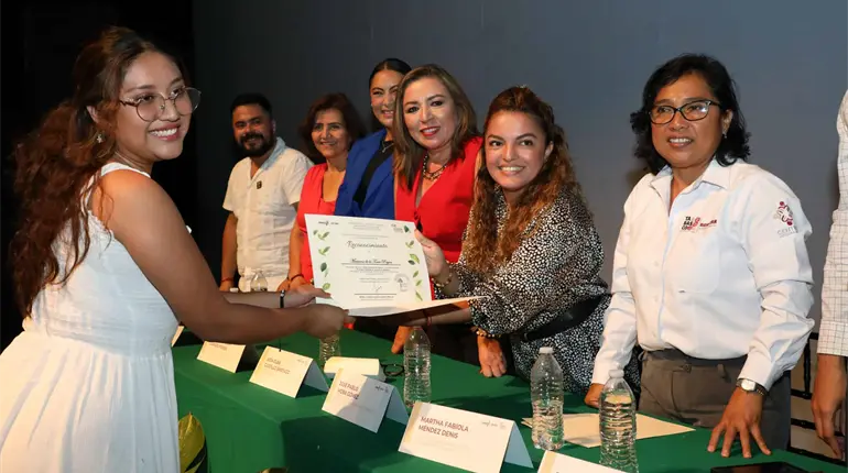 Se gradúan 42 jóvenes de la generación 2021-2025 del CEIBA
