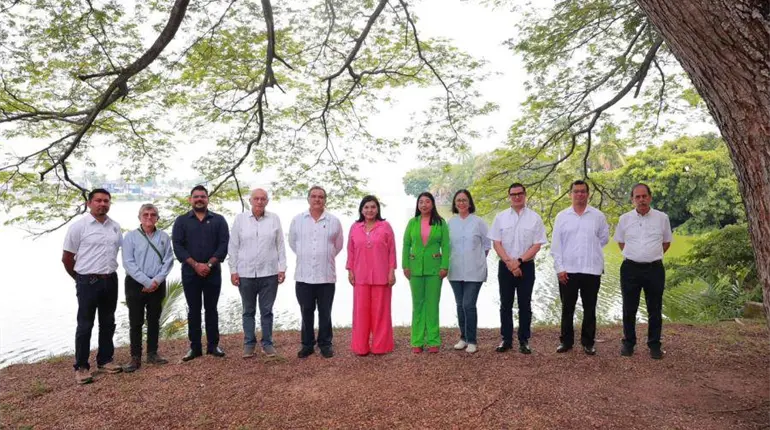 Busca Centro definir políticas y acciones para protección de manatíes