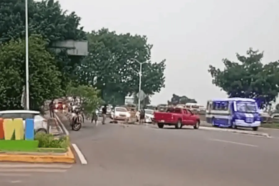 Habitantes de Indeco cierran la Villahermosa-Frontera por falta de luz