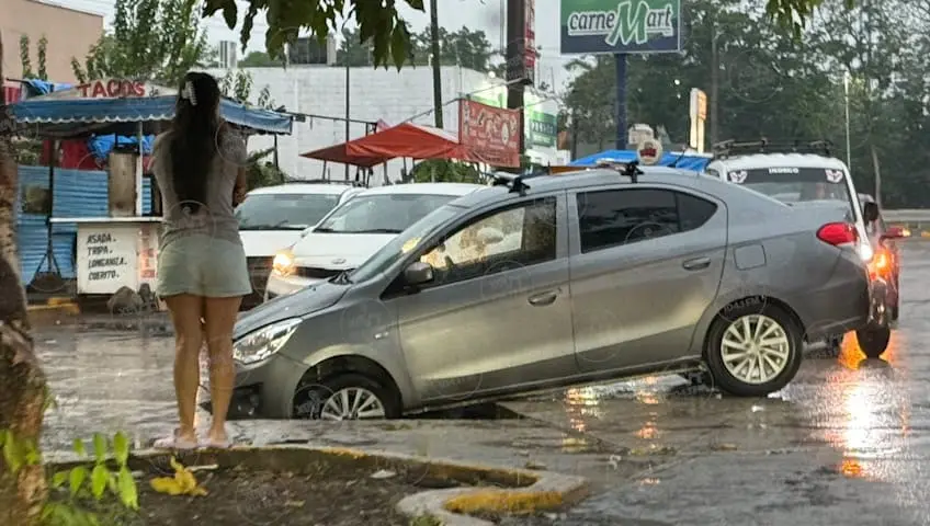 Se abre socavón en Indeco; vehículo cae y sufre daños