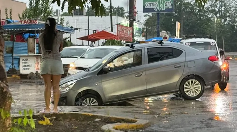 Se abre socavón en Indeco; vehículo cae y sufre daños